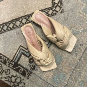 Adorable sandals barely worn